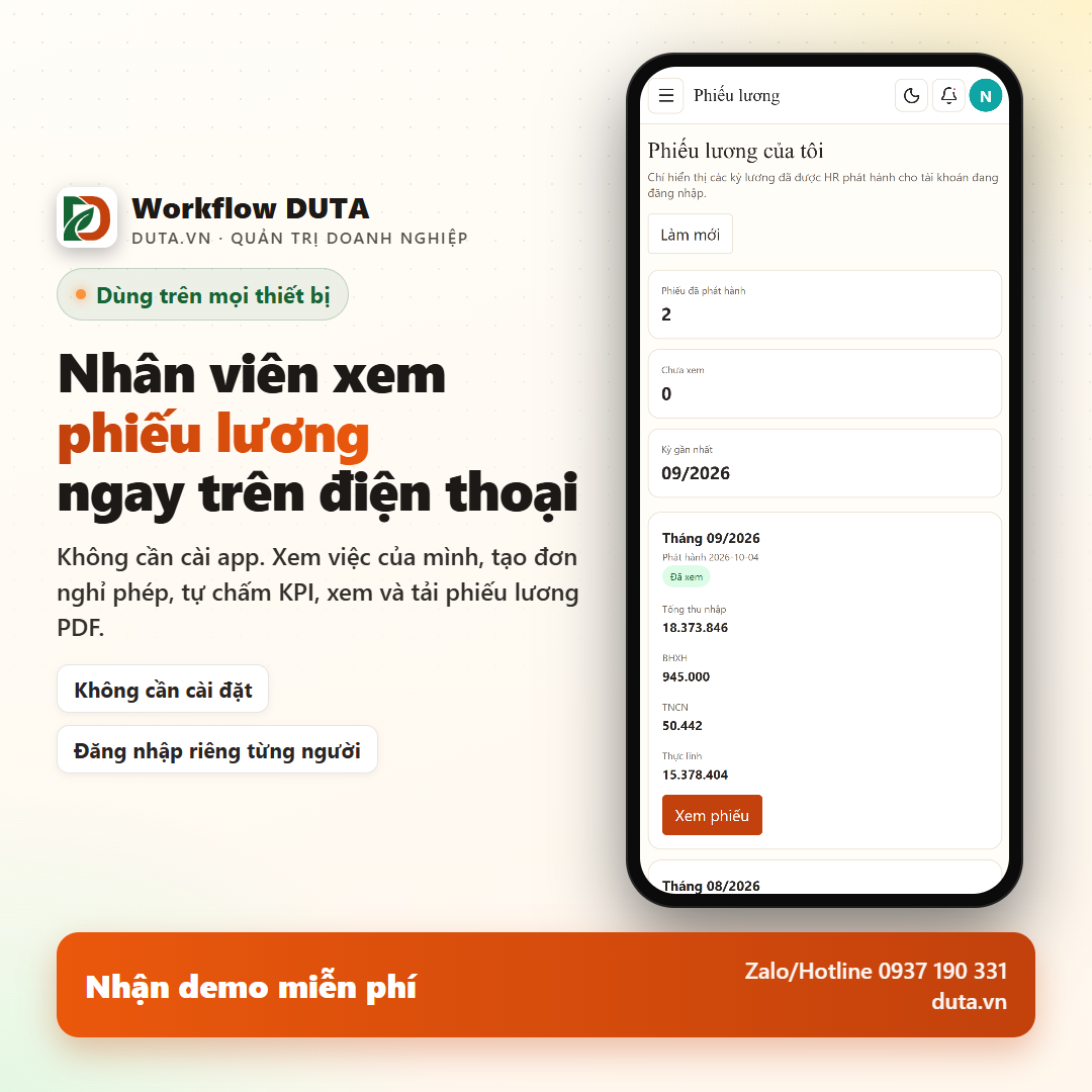 Nhân viên xem phiếu lương trên điện thoại